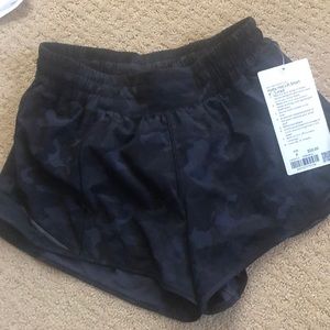NWT Lululemon Hotty Hot Short 4” size 6